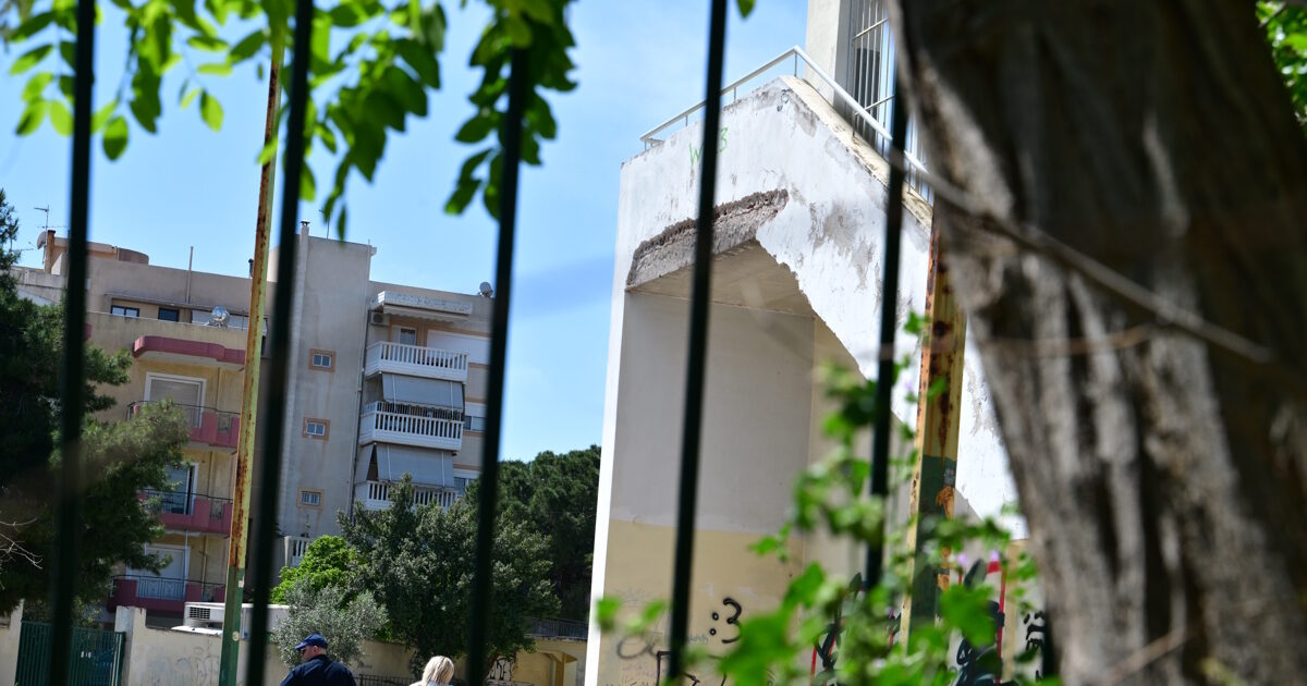 Χαϊδάρι: «Έπεσε με το κεφάλι, υπάρχει προστατευτική κουπαστή στο σημείο» λέει η διευθύντρια του σχολείου της 13χρονης