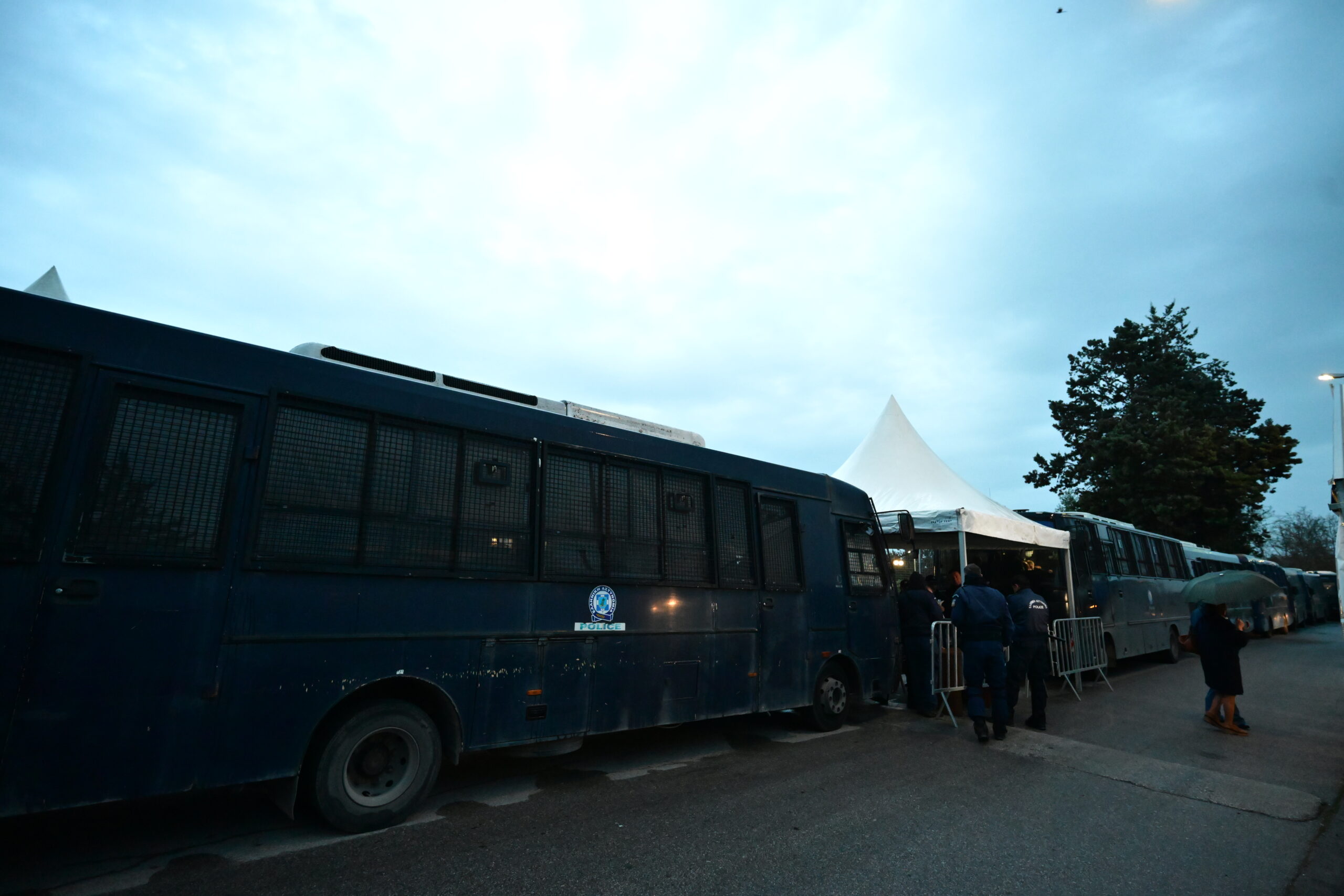 Δίκη για το σιδηροδρομικό δυστύχημα στα Τέμπη, που στοίχισε τη ζωή σε 57 ανθρώπους, κυρίως νέους ηλικίας 15 έως 25 ετών, στην Λάρισα, Τετάρτη 1 Απριλίου 2026. Στο Τριμελές Εφετείο Κακουργημάτων παραπέμπονται 36 άτομα, ενώ οι μάρτυρες ξεπερνούν τους 350. Περισσότερα από 230 πρόσωπα - συγγενείς θυμάτων, επιζώντες και φορείς - θα παραστούν προς υποστήριξη της κατηγορίας. Οι 33 από τους κατηγορούμενους αντιμετωπίζουν βαριές κακουργηματικές κατηγορίες. Στο εδώλιο βρίσκονται στελέχη από όλο το φάσμα του σιδηροδρομικού συστήματος, συμπεριλαμβανομένων του ΟΣΕ, της ΕΡΓΟΣΕ, της ΡΑΣ, καθώς και της Hellenic Train. (ΤΑΤΙΑΝΑ ΜΠΟΛΑΡΗ/EUROKINISSI)