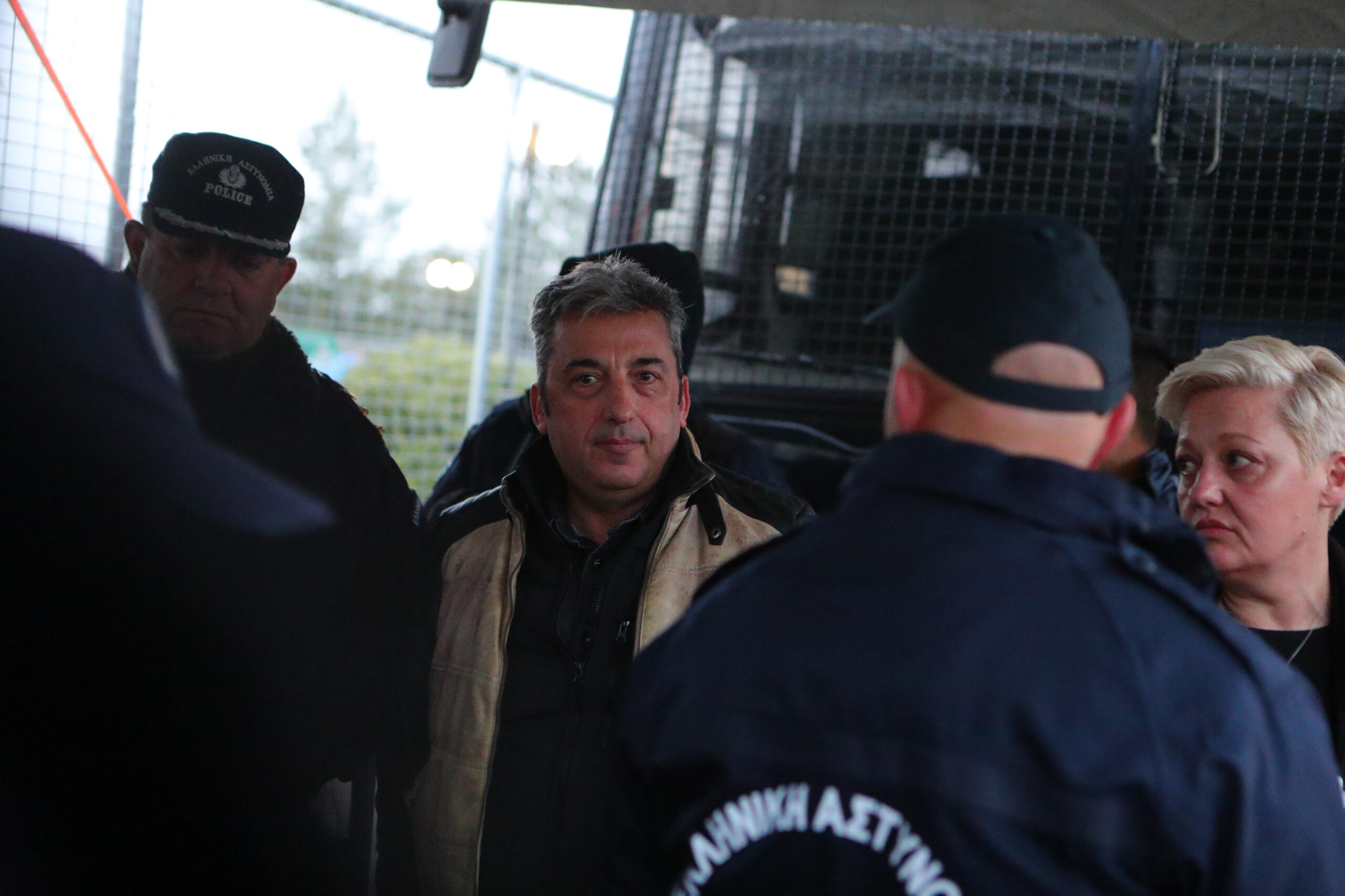 Δίκη για το σιδηροδρομικό δυστύχημα στα Τέμπη, που στοίχισε τη ζωή σε 57 ανθρώπους, κυρίως νέους ηλικίας 15 έως 25 ετών, στην Λάρισα, Τετάρτη 1 Απριλίου 2026. Στο Τριμελές Εφετείο Κακουργημάτων παραπέμπονται 36 άτομα, ενώ οι μάρτυρες ξεπερνούν τους 350. Περισσότερα από 230 πρόσωπα - συγγενείς θυμάτων, επιζώντες και φορείς - θα παραστούν προς υποστήριξη της κατηγορίας. Οι 33 από τους κατηγορούμενους αντιμετωπίζουν βαριές κακουργηματικές κατηγορίες. Στο εδώλιο βρίσκονται στελέχη από όλο το φάσμα του σιδηροδρομικού συστήματος, συμπεριλαμβανομένων του ΟΣΕ, της ΕΡΓΟΣΕ, της ΡΑΣ, καθώς και της Hellenic Train.  (ΣΩΤΗΡΗΣ ΔΗΜΗΤΡΟΠΟΥΛΟΣ/EUROKINISSI)