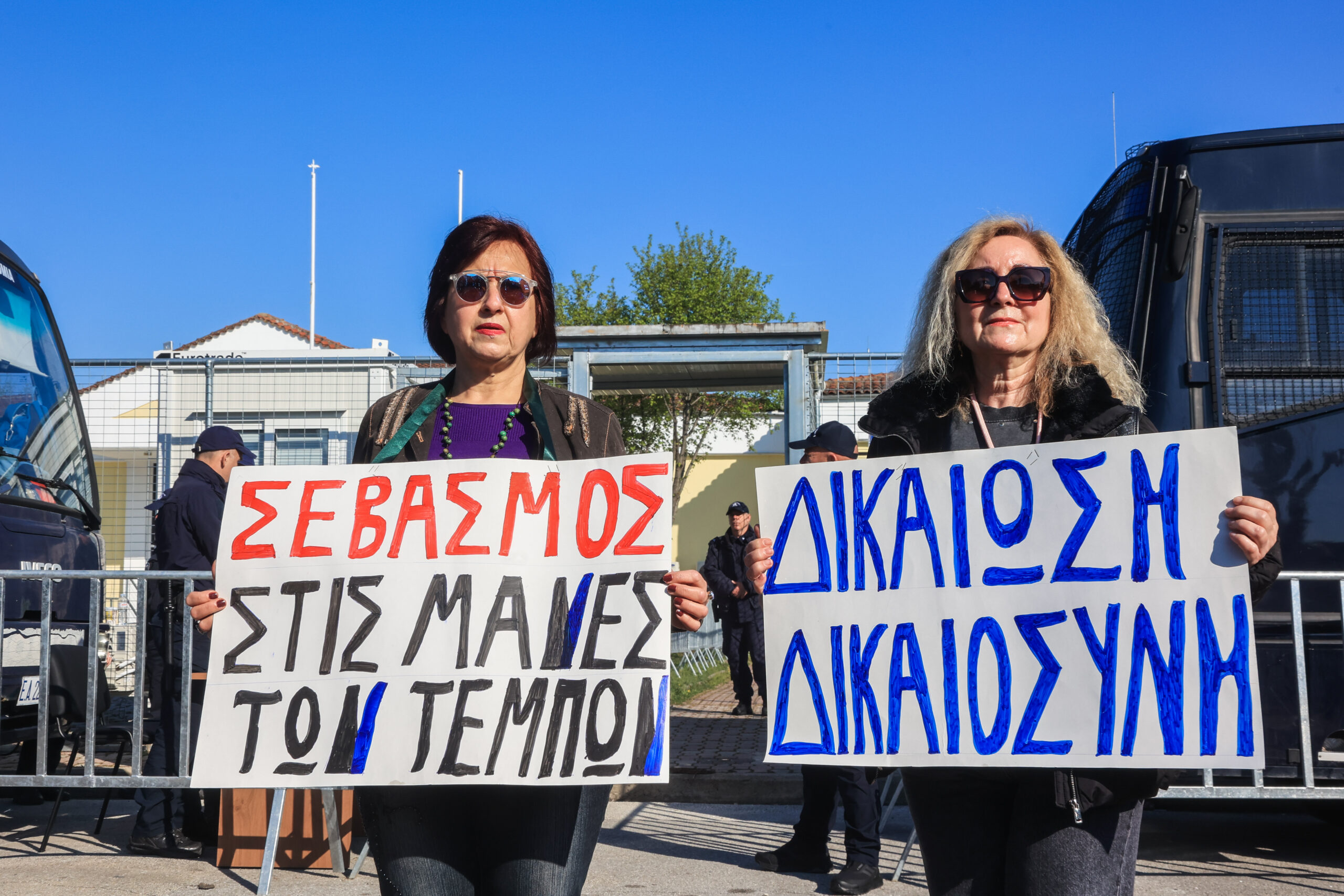 ΔΙΚΗ ΓΙΑ ΤΟ ΣΙΔΗΡΟΔΡΟΜΙΚΟ ΔΥΣΤΥΧΗΜΑ ΣΤΑ ΤΕΜΠΗ (ΛΕΩΝΙΔΑΣ ΤΖΕΚΑΣ/EUROKINISSI) Δίκη για το σιδηροδρομικό δυστύχημα στα Τέμπη, που στοίχισε τη ζωή σε 57 ανθρώπους, κυρίως νέους ηλικίας 15 έως 25 ετών, στην Λάρισα, Μεγάλη Δευτέρα 6 Απριλίου 2026. Στο Τριμελές Εφετείο Κακουργημάτων παραπέμπονται 36 άτομα, ενώ οι μάρτυρες ξεπερνούν τους 350. Περισσότερα από 230 πρόσωπα - συγγενείς θυμάτων, επιζώντες και φορείς - θα παραστούν προς υποστήριξη της κατηγορίας. Οι 33 από τους κατηγορούμενους αντιμετωπίζουν βαριές κακουργηματικές κατηγορίες. Στο εδώλιο βρίσκονται στελέχη από όλο το φάσμα του σιδηροδρομικού συστήματος, συμπεριλαμβανομένων του ΟΣΕ, της ΕΡΓΟΣΕ, της ΡΑΣ, καθώς και της Hellenic Train. (ΛΕΩΝΙΔΑΣ ΤΖΕΚΑΣ/EUROKINISSI)