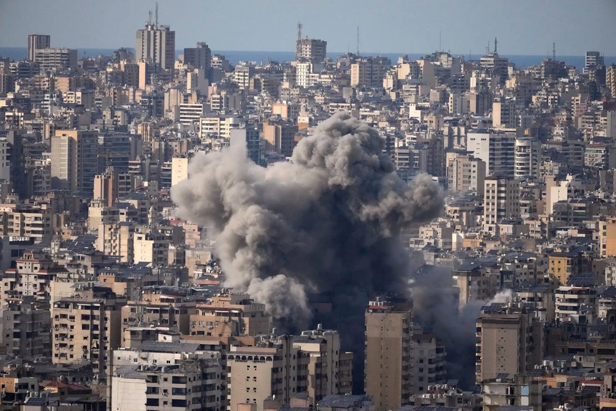 Καπνός υψώνεται πάνω από την Τεχεράνη ύστερα από αμερικανοϊσραηλινό στρατιωτικό πλήγμα, την Τρίτη 3 Μαρτίου 2026 (Πηγή φωτογραφίας: AP Photo