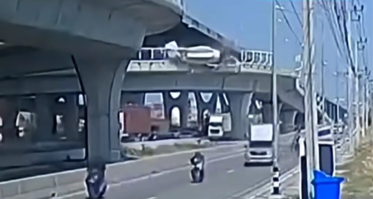 Ταϊλάνδη: Σοκαριστικό βίντεο από τροχαίο με μπετονιέρα να πέφτει από γέφυρα πάνω σε άλλα αυτοκίνητα