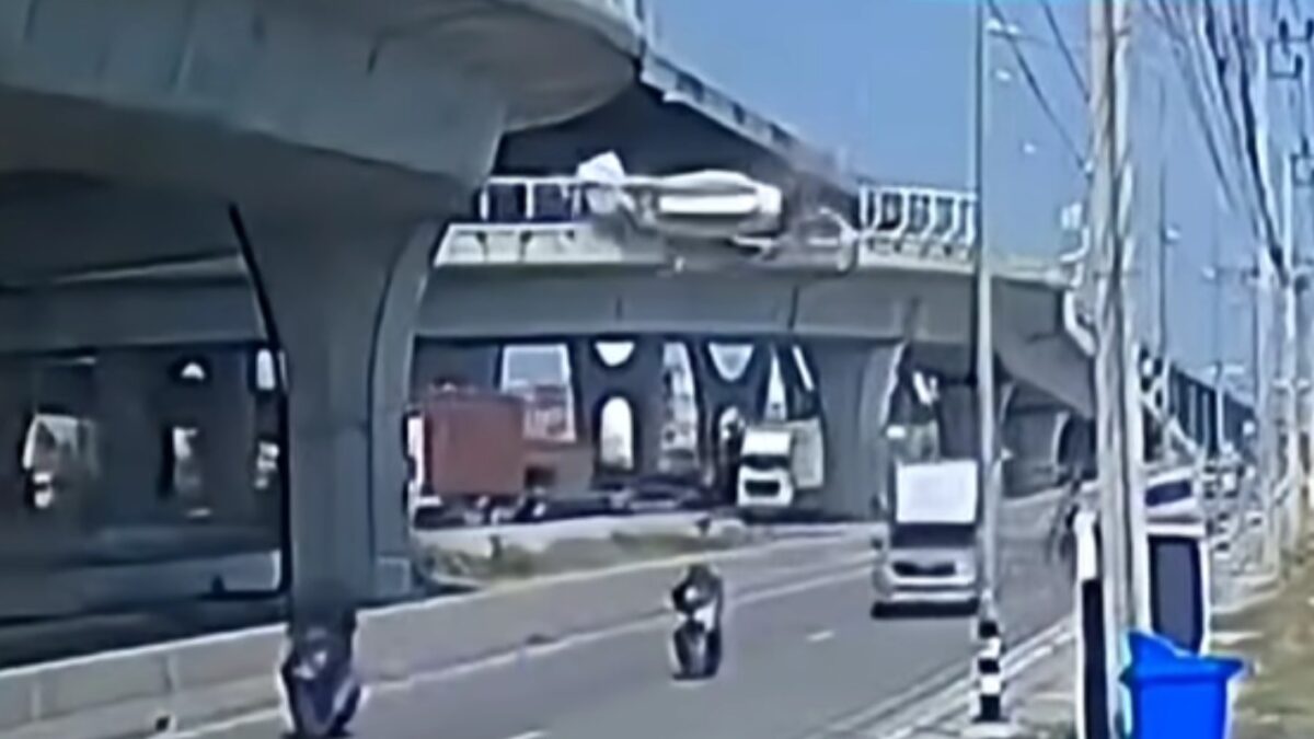 Ταϊλάνδη: Σοκαριστικό βίντεο από τροχαίο με μπετονιέρα να πέφτει από γέφυρα πάνω σε άλλα αυτοκίνητα