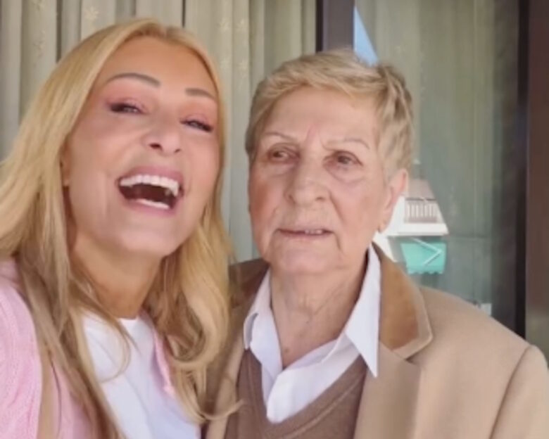 Η Νατάσα Θεοδωρίδου με τη μητέρα της