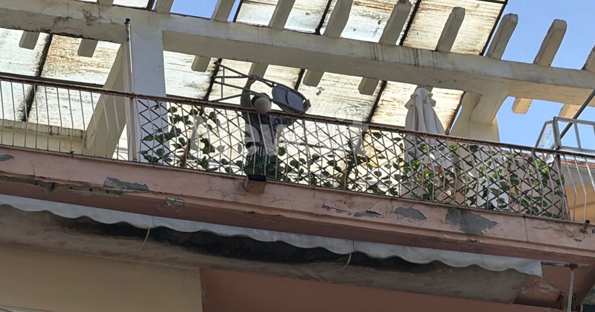 To παιδί προσπάθησε να πετάξει καρέκλα και τελευταία στιγμή το μετάνιωσε