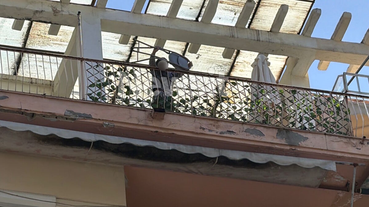 Θεσσαλονίκη: «Λάθος μου που δεν περίμενα να έρθει η νταντά, λέγονται υπερβολές», λέει η μητέρα του 5χρονου που πετούσε πράγματα από το μπαλκόνι