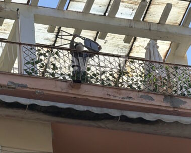 To παιδί προσπάθησε να πετάξει καρέκλα και τελευταία στιγμή το μετάνιωσε