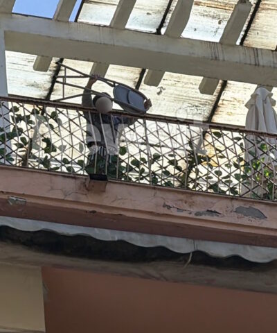 To παιδί προσπάθησε να πετάξει καρέκλα και τελευταία στιγμή το μετάνιωσε