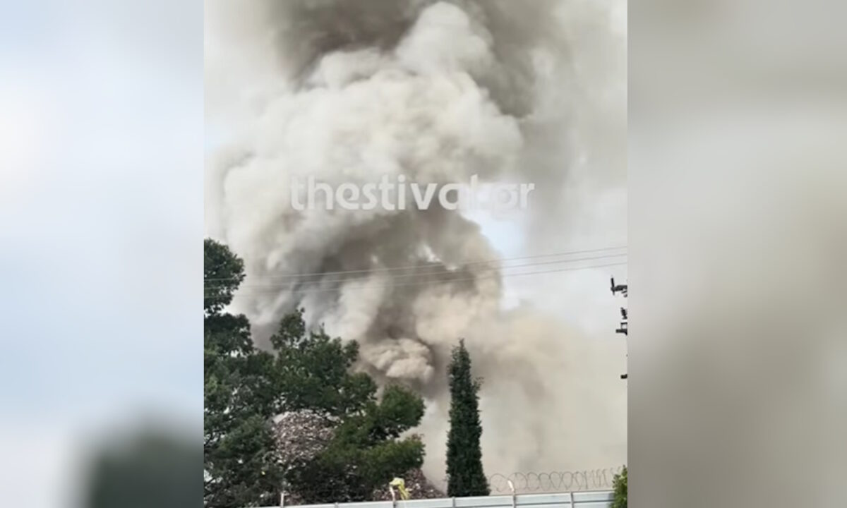 Θεσσαλονίκη: Μεγάλη φωτιά σε χώρο ανακύκλωσης – Μήνυμα του 112 για τους καπνούς, «κλείστε πόρτες και παράθυρα»