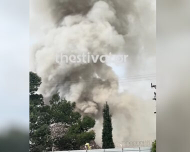 Θεσσαλονίκη: Μεγάλη φωτιά σε χώρο ανακύκλωσης – Μήνυμα του 112 για τους καπνούς, «κλείστε πόρτες και παράθυρα»
