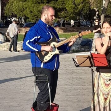 Οι δύο μουσικοί στους οποίους επιβλήθηκε πρόστιμο 300 ευρώ
