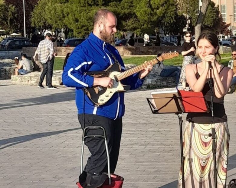 Οι δύο μουσικοί στους οποίους επιβλήθηκε πρόστιμο 300 ευρώ