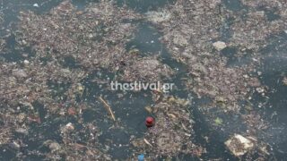 Θεσσαλονίκη: Γέμισε ξανά σκουπίδια ο Θερμαϊκός – Πλαστικά και ηλεκτρικά πατίνια «κολυμπούν» στον βυθό