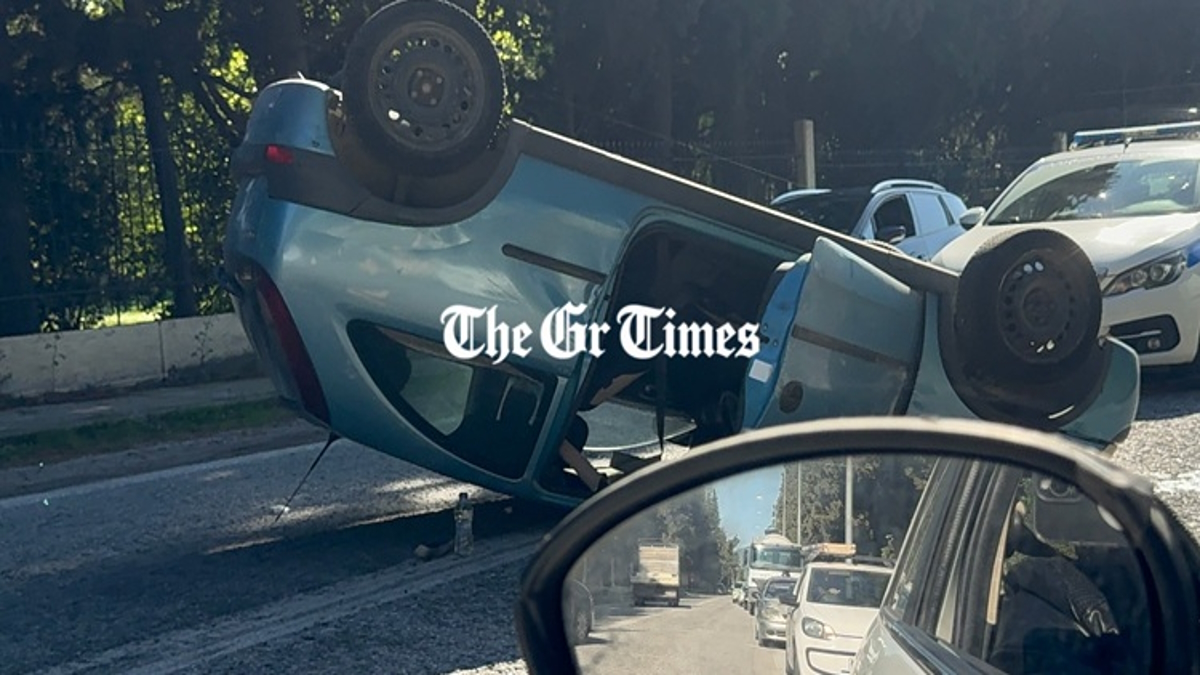 Σοβαρό τροχαίο στη Θεσσαλονίκη με μία τραυματία: Σύγκρουση δύο αυτοκινήτων, αναποδογύρισε το ένα