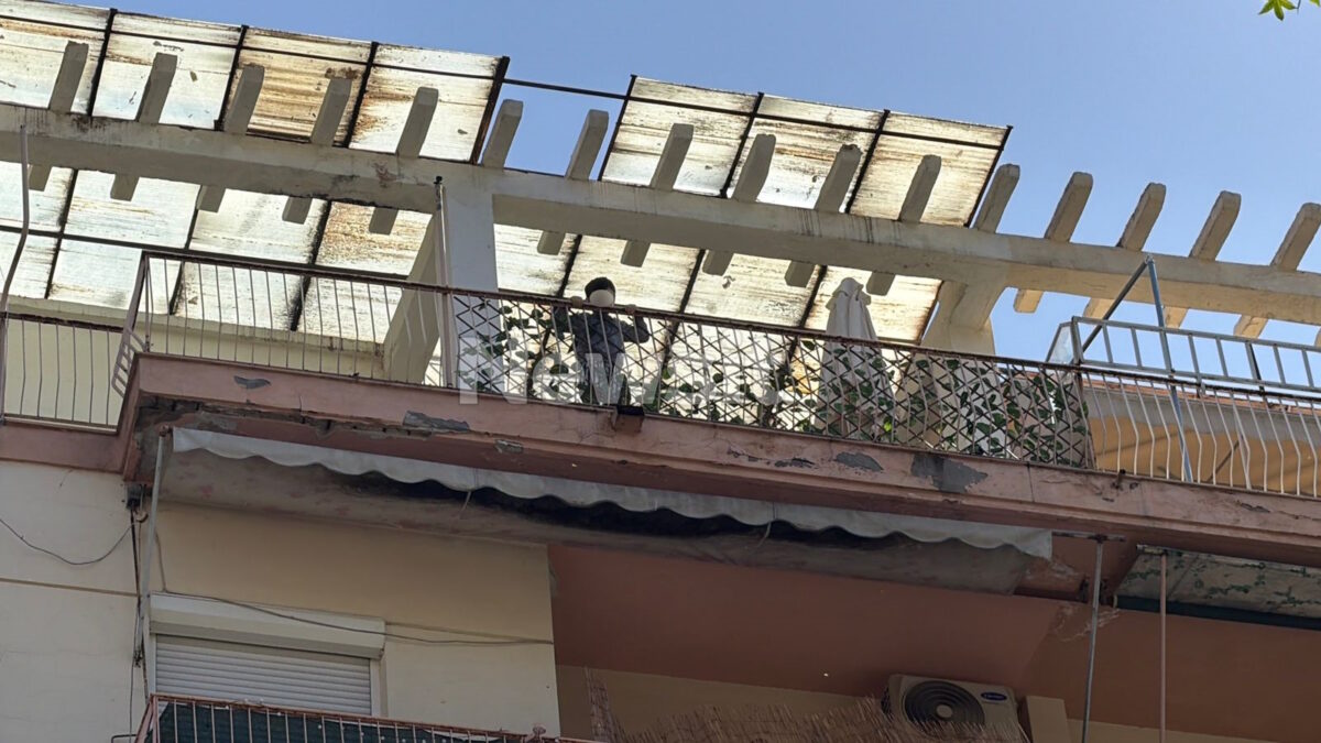 Θεσσαλονίκη: Ανήλικος σε αμόκ πετάει αντικείμενα από μπαλκόνι στην Βασιλίσσης Όλγας