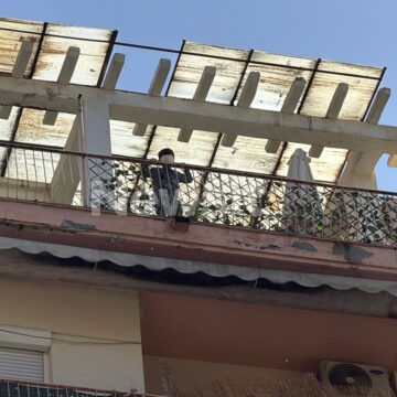 Θεσσαλονίκη: Συνελήφθη η μητέρα του 5χρονου που «πέταξε» όλο το σπίτι στο δρόμο – «Δεν πήγε ποτέ η νταντά», ισχυρίστηκε