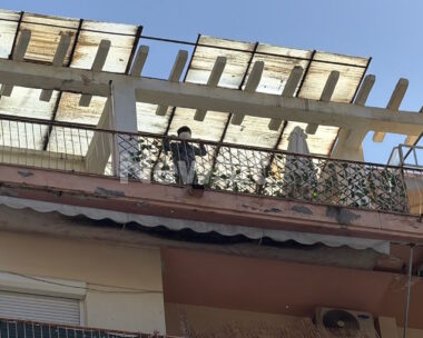 Θεσσαλονίκη: Ανήλικος σε αμόκ πετάει αντικείμενα από μπαλκόνι στην Βασιλίσσης Όλγας