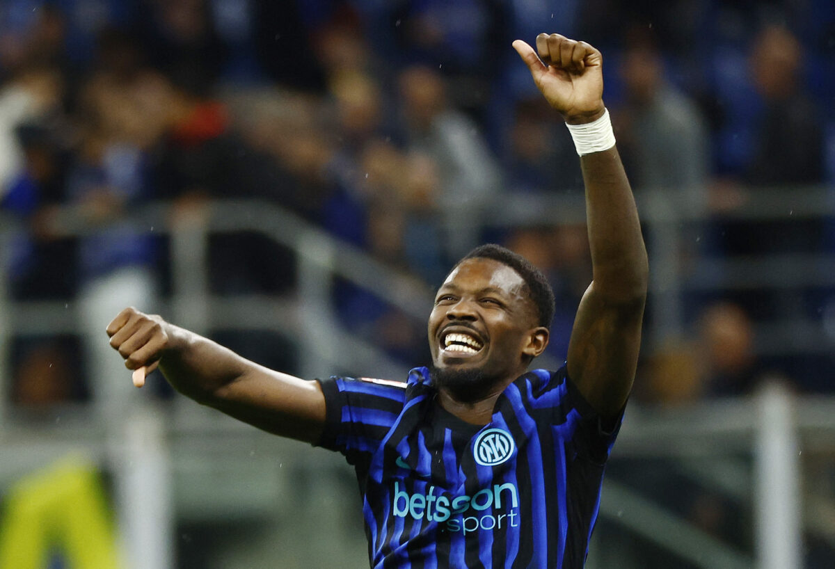 Ξετρελάθηκε ο Τουράμ με τη νίκη της Ίντερ - Έφυγε τρεις φορές από το flash interview για να πανηγυρίσει