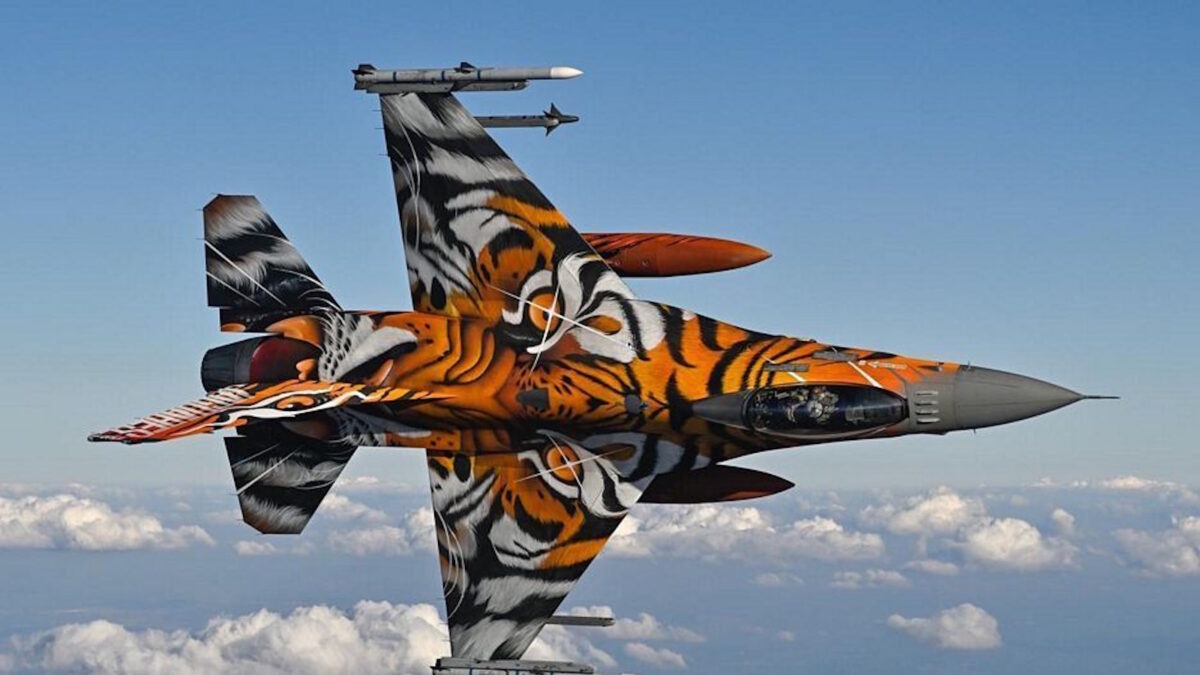 Μαχητικό αεροσκάφος τύπου F-16 με τα χρώματα των «Τίγρεων» του NATO