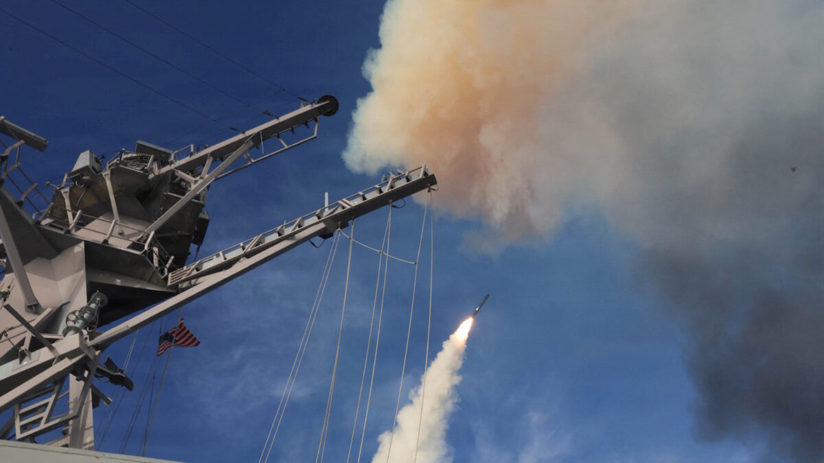 Εκτόξευση πυραύλου Tomahawk από αμερικανικό αντιτορπιλικό