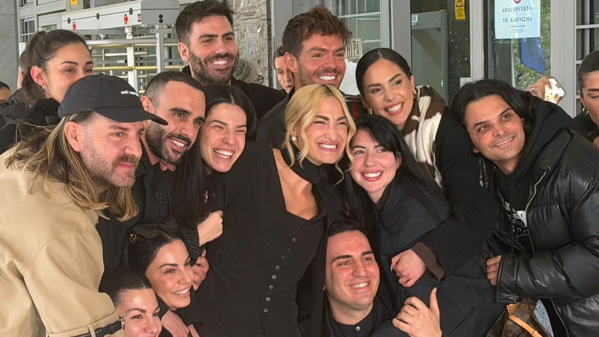 Η Ιωάννα Τούνη και οι φίλοι της μετά την απόφαση του δικαστηρίου