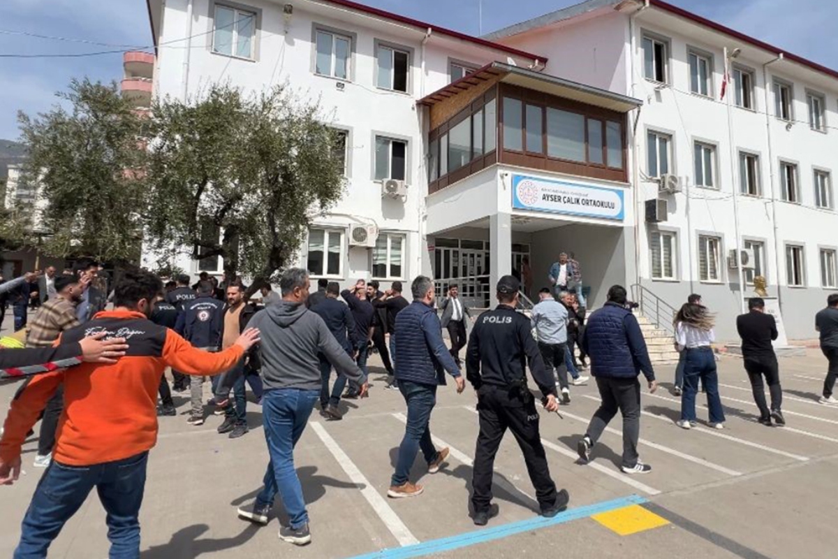 Τουρκία: Βίντεο ντοκουμέντο από τον ένοπλο 15χρονο να πυροβολεί μέσα στο σχολείο - Στους 9 οι νεκροί από το μακελειό