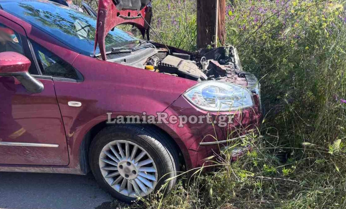 Το αυτοκίνητο του ηλικιωμένου στην κολόνα