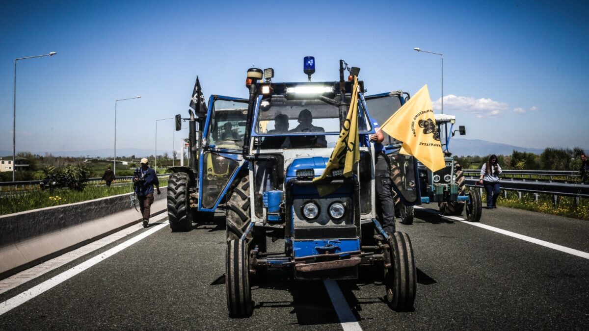 Τρακτέρ στον κόμβο Ε65