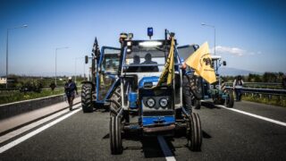 Τρακτέρ στον κόμβο Ε65