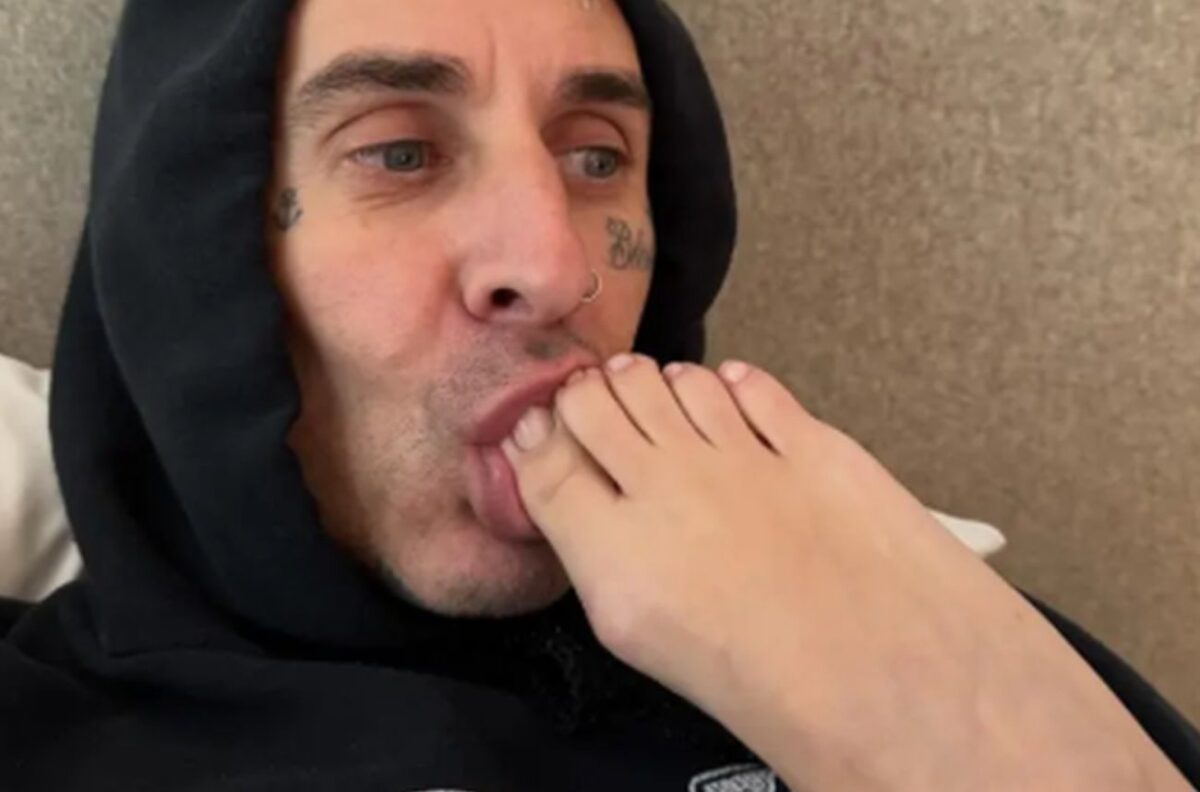 Σάλος με τον Τράβις Μπάρκερ να γλείφει τα πόδια της Κόρτνεϊ Καρντάσιαν για τα 47α γενέθλιά της