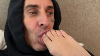 Ο Τράβις Μπάρκερ γλείφει τα δάχτυλα της Κόρτνεϊ Καρντάσιαν