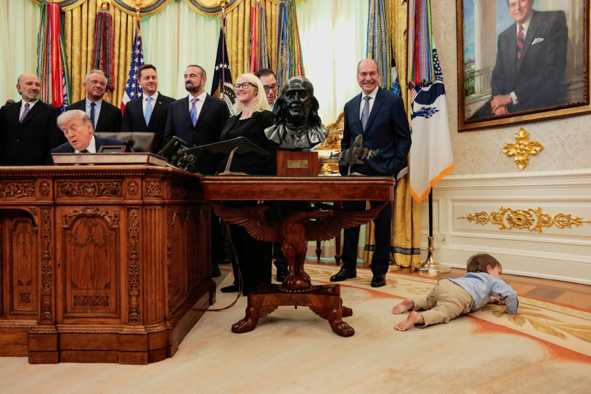 Ο 2χρονος που απέκτησε την ακοή του έκλεψε την παράσταση στον Λευκό Οίκο