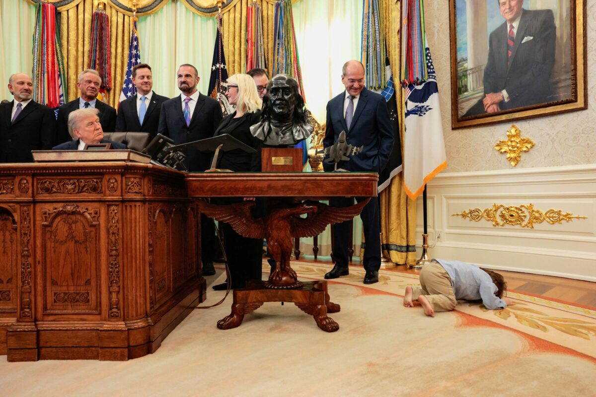 Ο Τραμπ μιλούσε και ο μικρός είχε ξαπλώσει στο χαλί