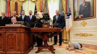 Ο Τραμπ μιλούσε και ο μικρός είχε ξαπλώσει στο χαλί