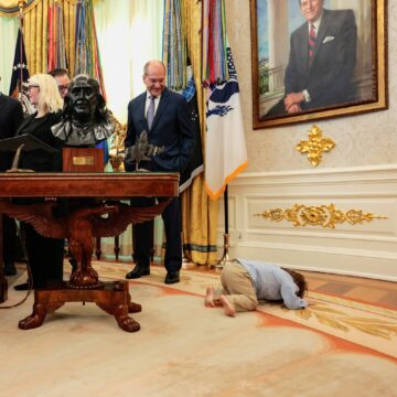 Ο Τραμπ μιλούσε και ο μικρός είχε ξαπλώσει στο χαλί