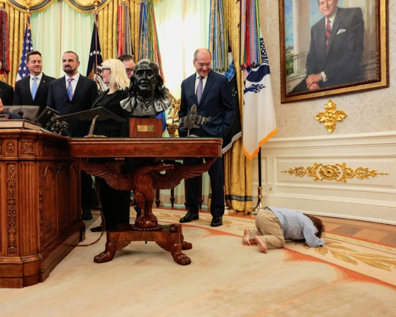 Ο Τραμπ μιλούσε και ο μικρός είχε ξαπλώσει στο χαλί