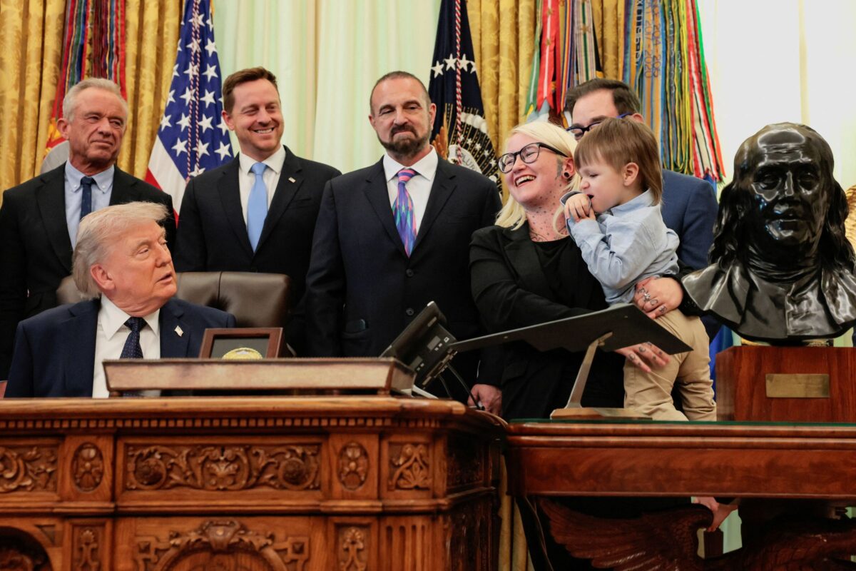 Ο 2χρονος Τράβις Σμιθ στην αγκαλιά της μαμάς του