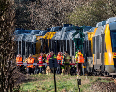 Διασώστες στο σημείο σύγκρουσης των τρένων