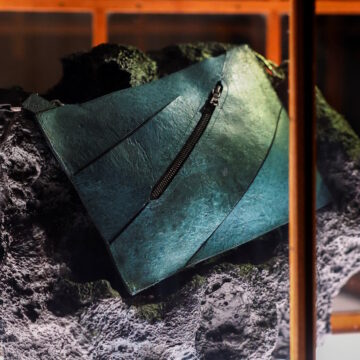 Μια τσάντα που κατασκευάστηκε με κολλαγόνο που προέρχεται από απολίθωμα Τυραννόσαυρου Ρεξ εκτίθεται στο Μουσείο ArtZoo στο Άμστερνταμ της Ολλανδίας