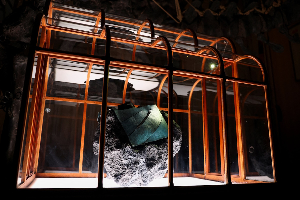 Μια τσάντα που κατασκευάστηκε με κολλαγόνο που προέρχεται από απολίθωμα Τυραννόσαυρου Ρεξ εκτίθεται στο Μουσείο ArtZoo στο Άμστερνταμ της Ολλανδίας