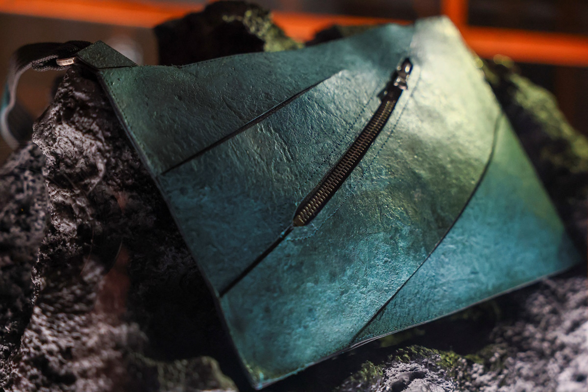 Μια τσάντα που κατασκευάστηκε με κολλαγόνο που προέρχεται από απολίθωμα Τυραννόσαυρου Ρεξ εκτίθεται στο Μουσείο ArtZoo στο Άμστερνταμ της Ολλανδίας