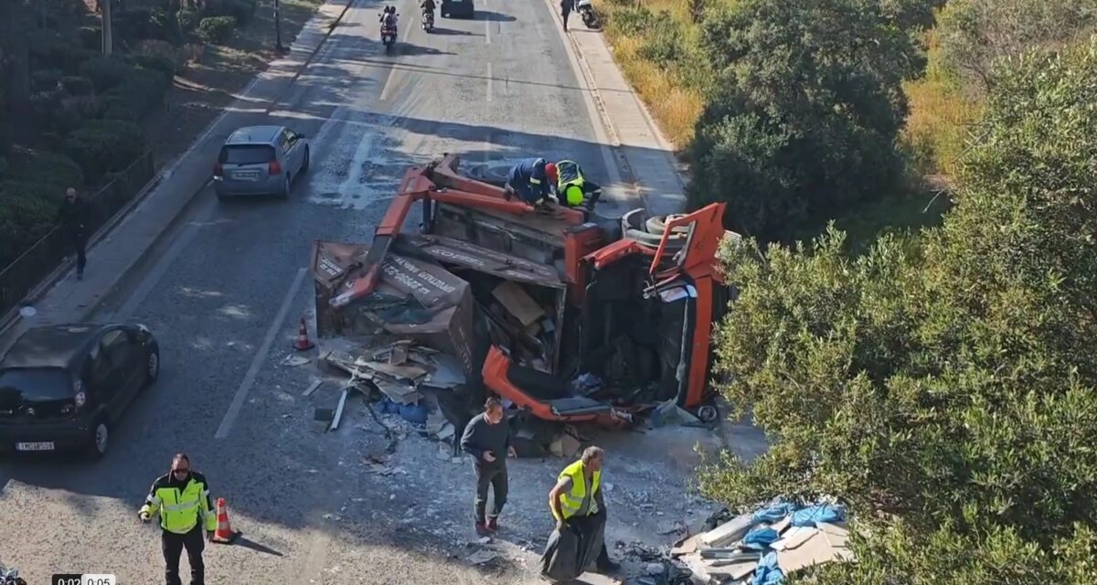 Το φορτηγό που ανετράπη στη Λεωφόρο Βουλιαγμένης