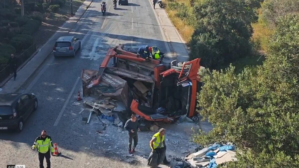 Το φορτηγό που ανετράπη στη Λεωφόρο Βουλιαγμένης