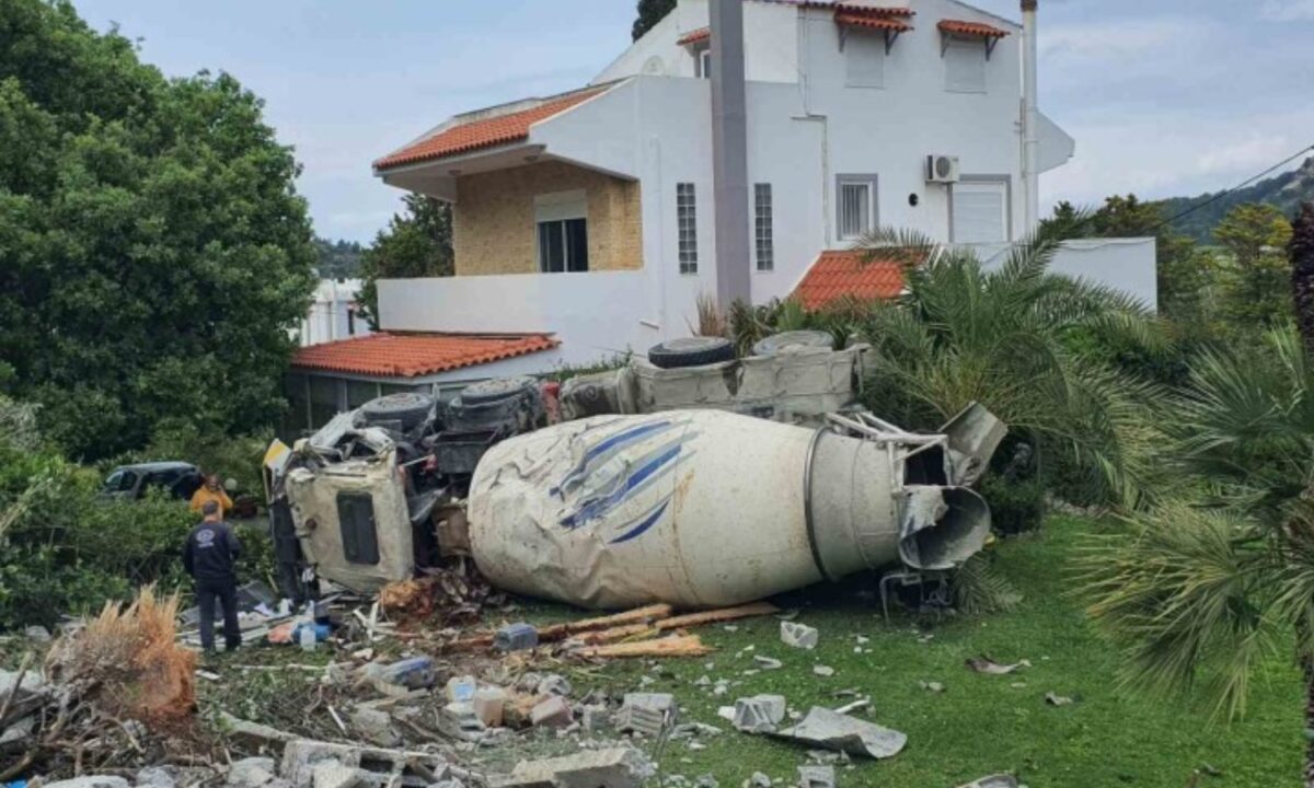 Ρόδος: Μπετονιέρα 33 τόνων «εισέβαλε» σε αυλή σπιτιού και αναποδογύρισε - Δείτε φωτογραφίες