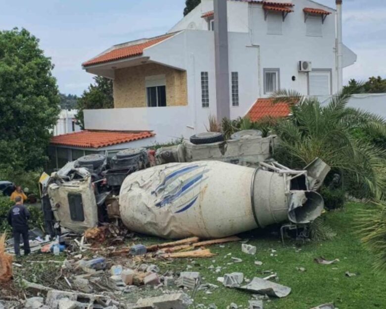 Ρόδος: Μπετονιέρα 33 τόνων «εισέβαλε» σε αυλή σπιτιού και αναποδογύρισε – Δείτε φωτογραφίες