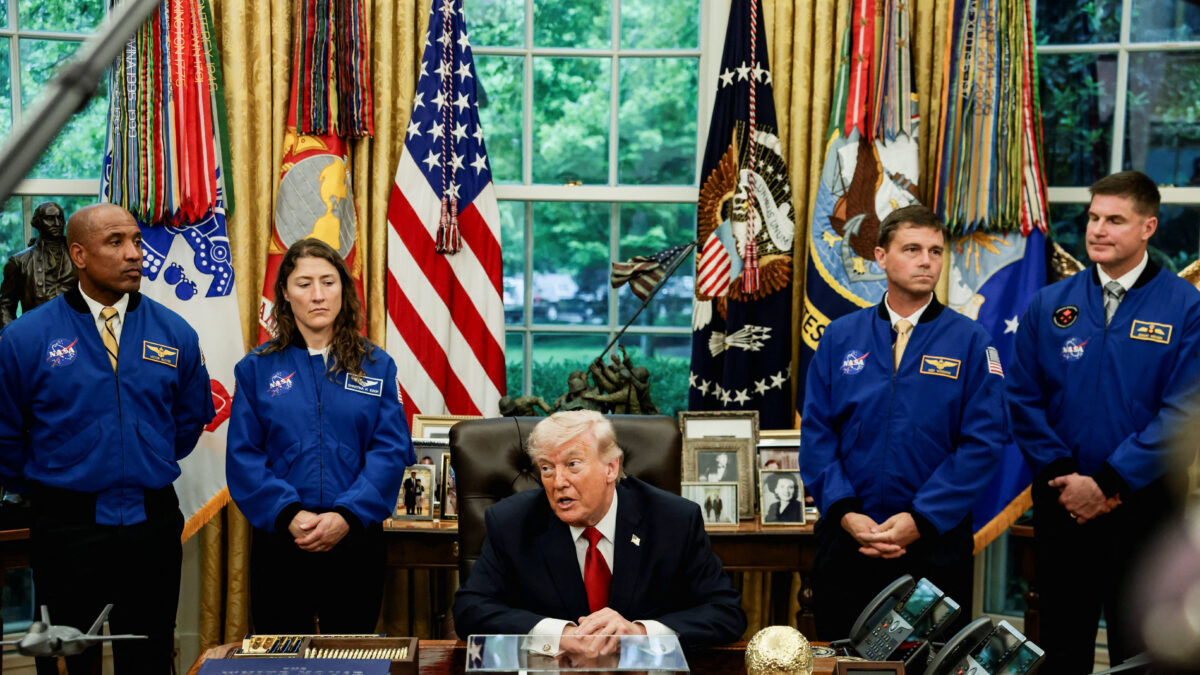 Ο Ντόναλντ Τραμπ και οι αστροναύτες της NASA Artemis II