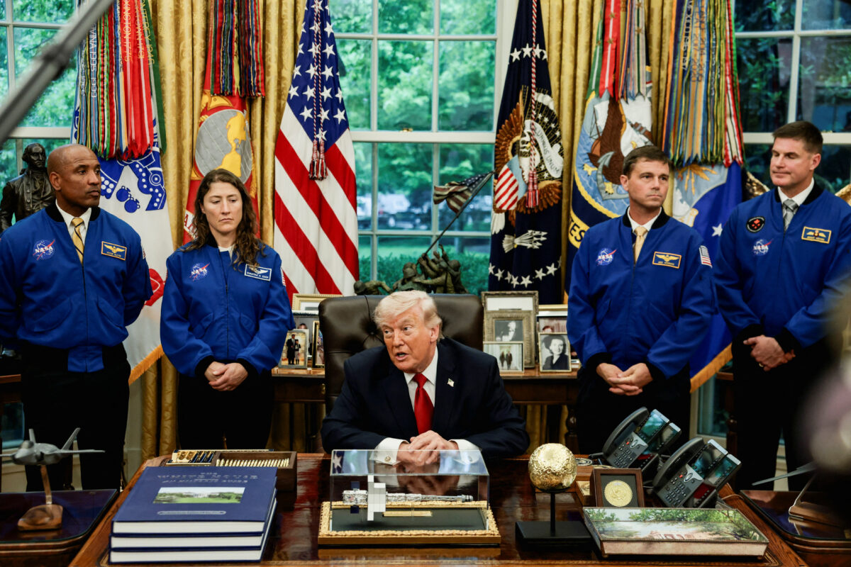 Ο Ντόναλντ Τραμπ και οι αστροναύτες της NASA Artemis II