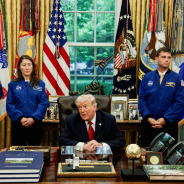 Ο Ντόναλντ Τραμπ και οι αστροναύτες της NASA Artemis II