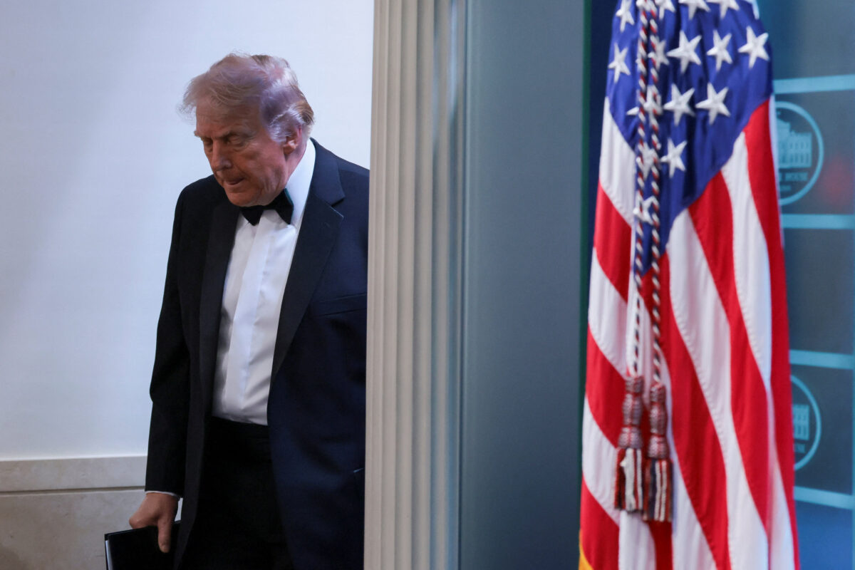 Βάζουν αλεξίσφαιρο γιλέκο στον Ντόναλντ Τραμπ μετά την επίθεση στο δείπνο των ανταποκριτών