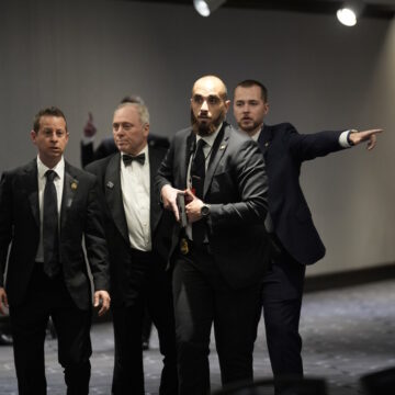 Άνδρες της ασφάλειας του Τραμπ λίγο μετά τους πυροβολισμούς